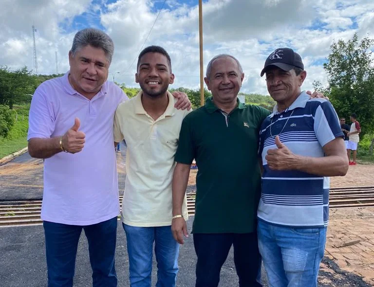 João Mádison acompanha as obras de mobilidade ao lado de representantes de Miguel do Fidalgo