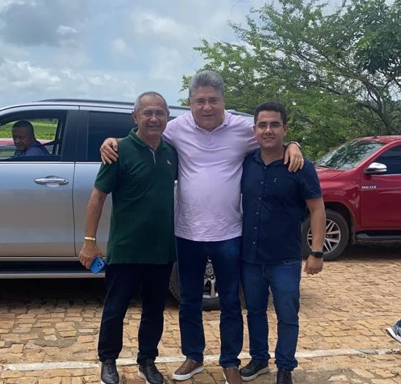 João Mádison ao lado do prefeito de São Miguel do Fidalgo