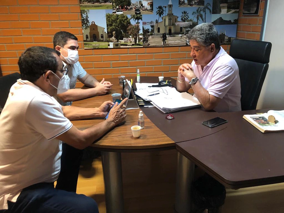 João Mádison discute demandas de Elesbão Veloso com prefeito e ex-pefeito