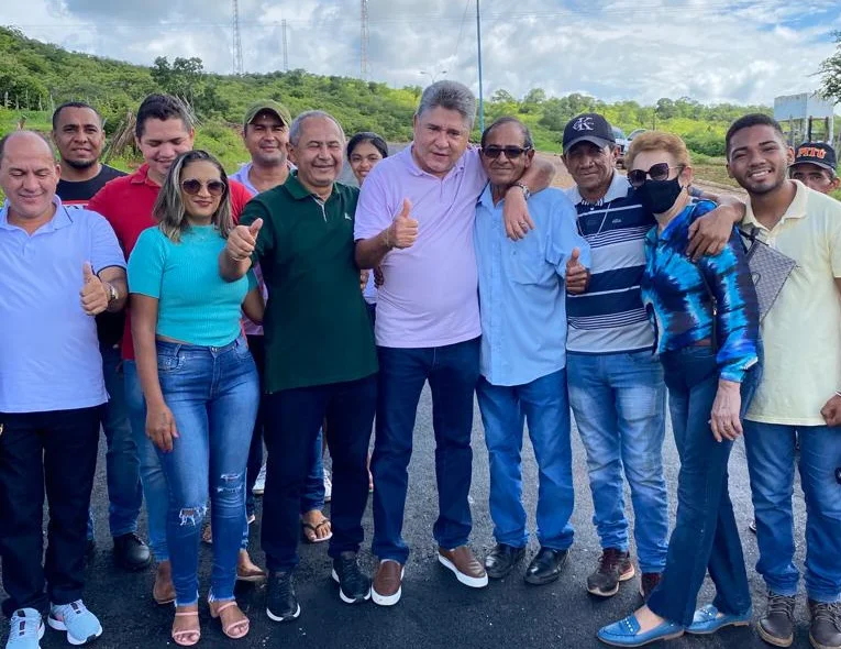 João Mádison ladeado por líderes da cidade de São Miguel do Fidalgo