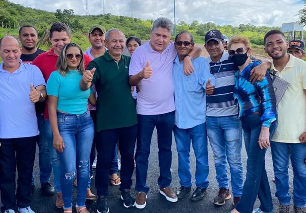 João Mádison ladeado por líderes da cidade de São Miguel do Fidalgo