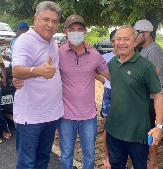 João Mádison sendo abraçado por lideranças de São Miguel do Fidalgo