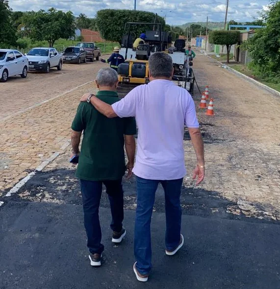 João Mádison visita as obras de calçamento em São Miguel do Fidalgo