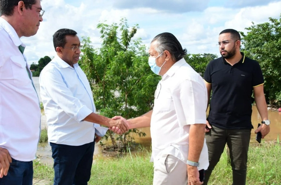 Joel Rodrigues acompanhado do Comitê de Crise de Floriano