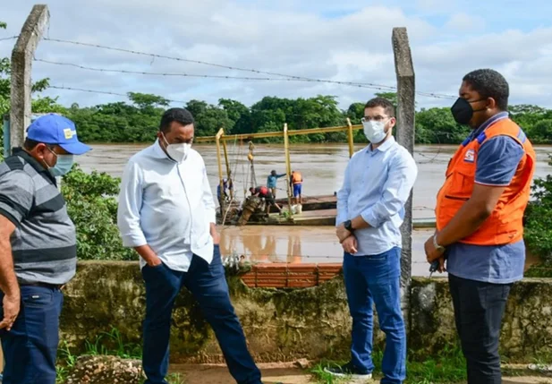 Joel Rodrigues visitando as áreas afetadas pela chuva