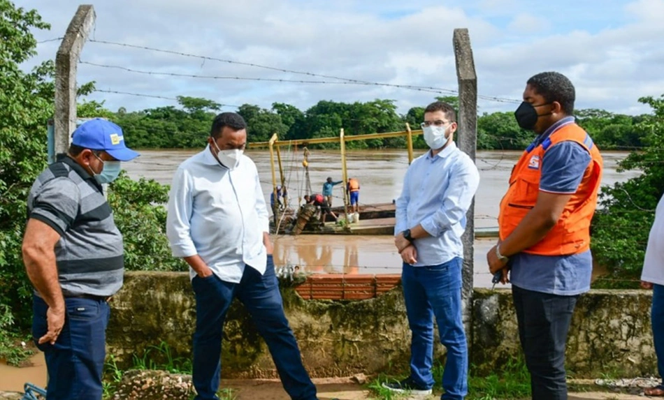 Joel Rodrigues visitando as áreas afetadas pela chuva