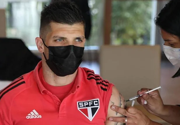Jogador do São Paulo sendo vacinado