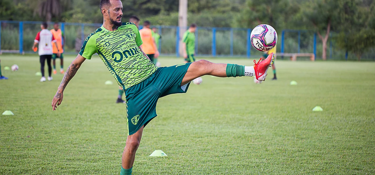 Jogador dominando a bola