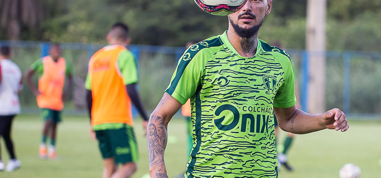 Jogador olhando para a bola