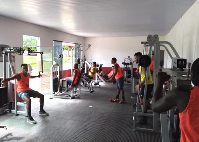 Jogadores retomam atividades físicas após recesso de fim de ano.