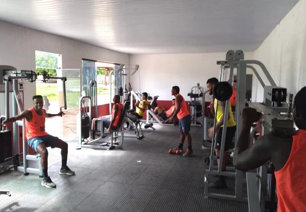 Jogadores retomam atividades físicas após recesso de fim de ano.