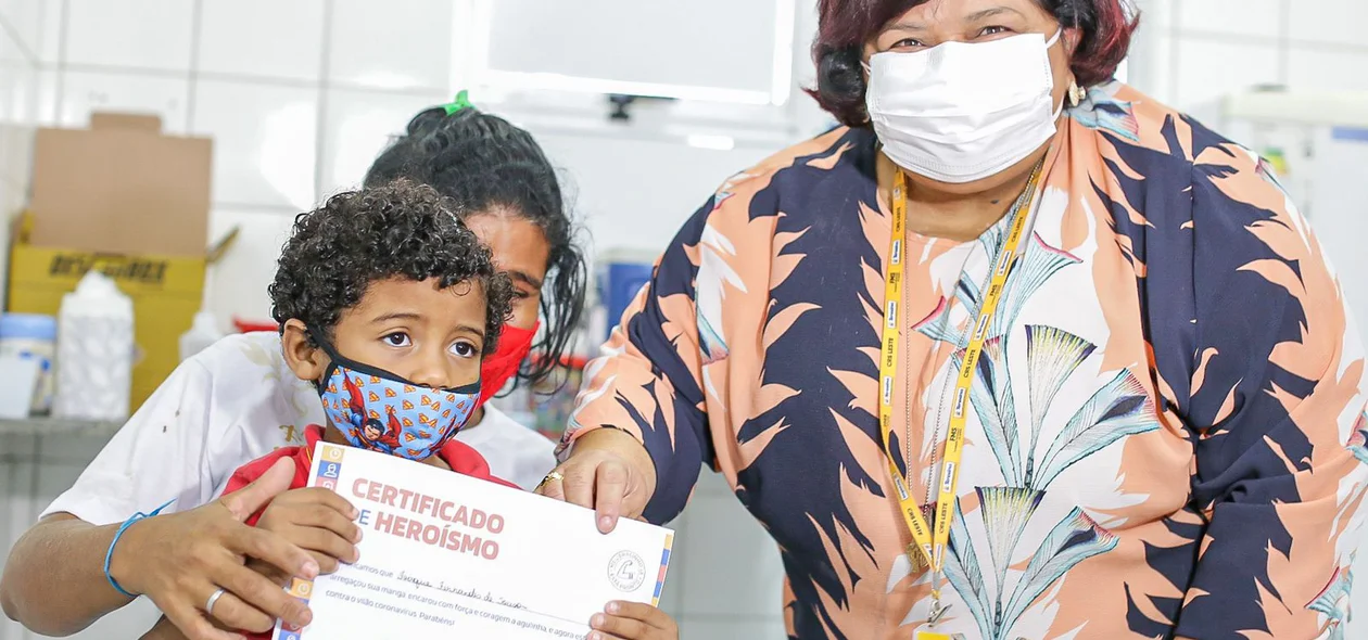Mãe com o filho vacinado