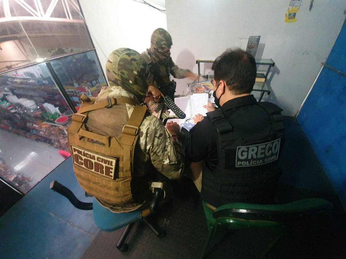 Mandados de busca e apreensão sendo cumpridos pelo GRECO