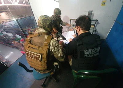 Mandados de busca e apreensão sendo cumpridos pelo GRECO