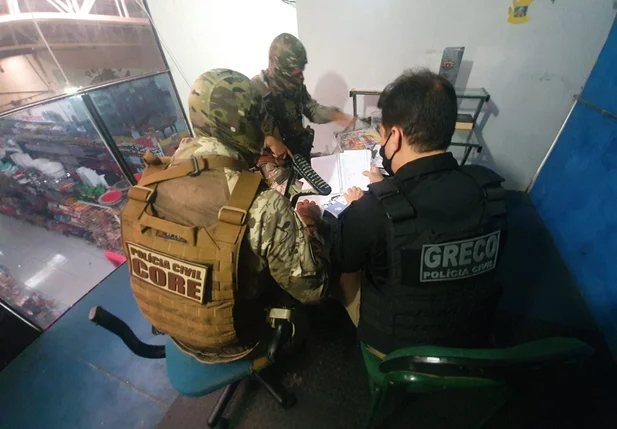 Mandados de busca e apreensão sendo cumpridos pelo GRECO