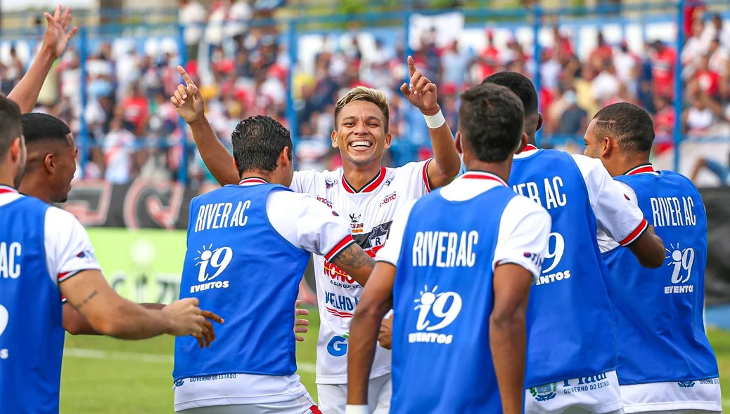 Marciano comemora único gol da partida