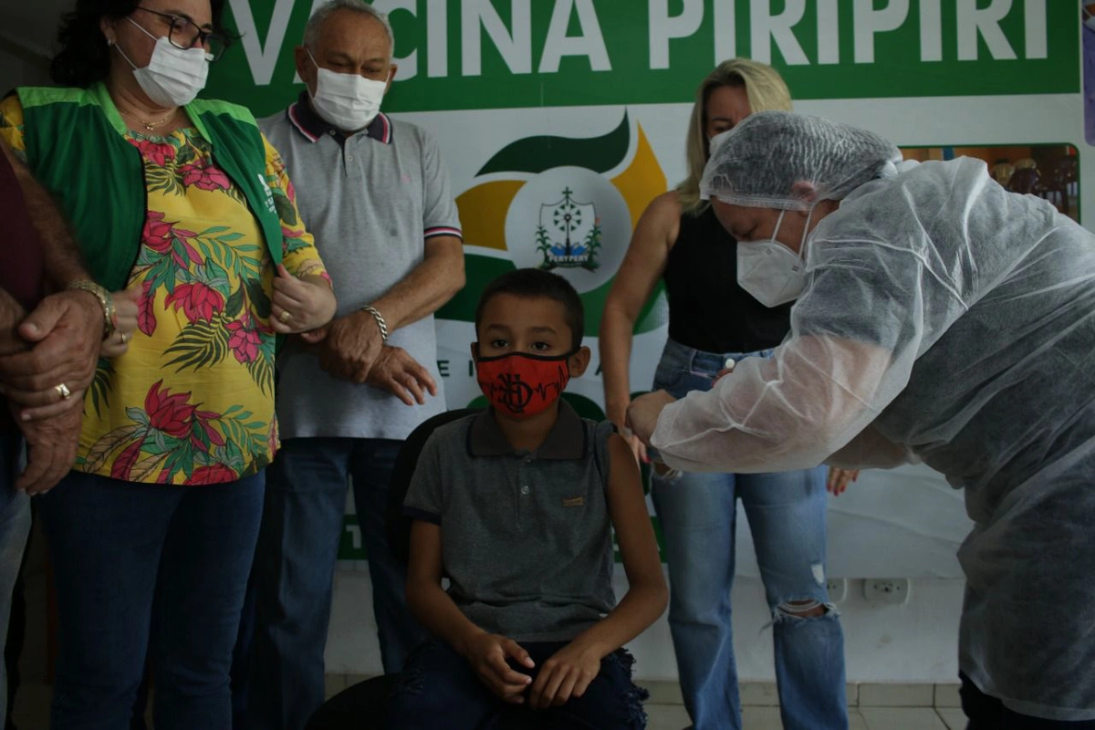Menino indígena é a primeira criança a ser vacinada contra covid no Piauí