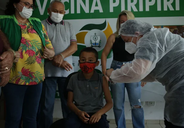 Menino indígena é a primeira criança a ser vacinada contra covid no Piauí