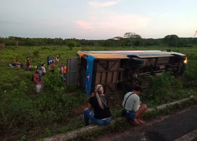 Micro-ônibus tomba e deixa passageiros feridos em Luís Correia