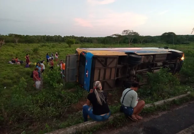 Micro-ônibus tomba e deixa passageiros feridos em Luís Correia