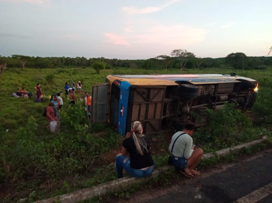 Micro-ônibus tomba e deixa passageiros feridos em Luís Correia