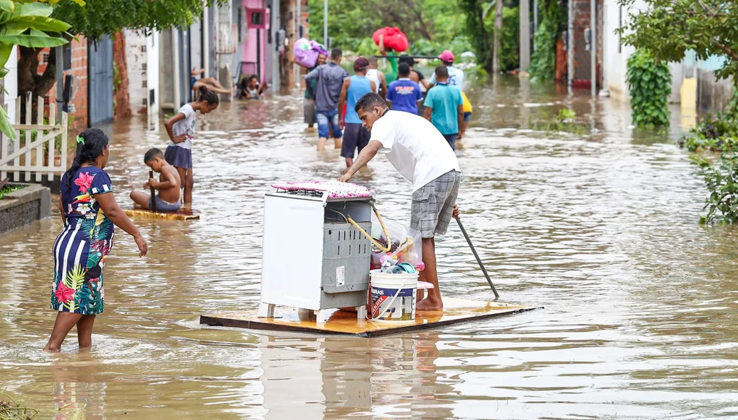 Moradores da região improvisaram formas de retirar seus pertences do local alagado