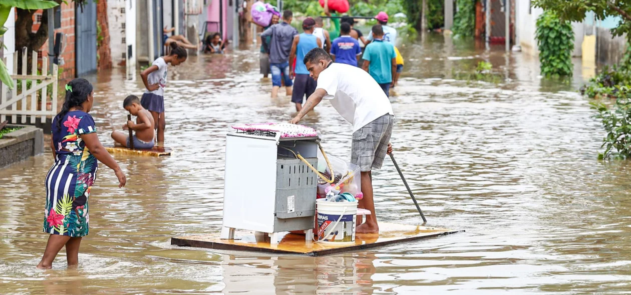 Moradores da região improvisaram formas de retirar seus pertences do local alagado