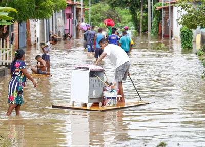 Moradores da região improvisaram formas de retirar seus pertences do local alagado