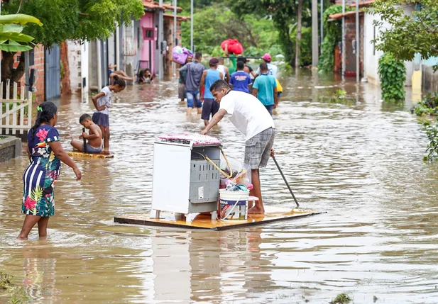 Moradores da região improvisaram formas de retirar seus pertences do local alagado