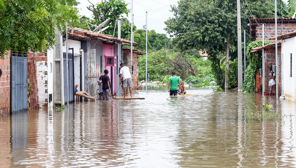 Moradores da Vila Apolônio precisaram sair de suas casas devido às fortes chuvas em Teresina