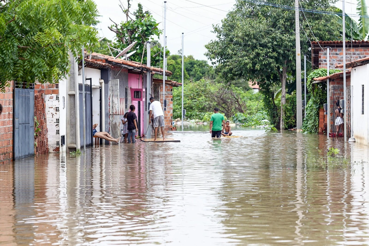 Moradores da Vila Apolônio precisaram sair de suas casas devido às fortes chuvas em Teresina