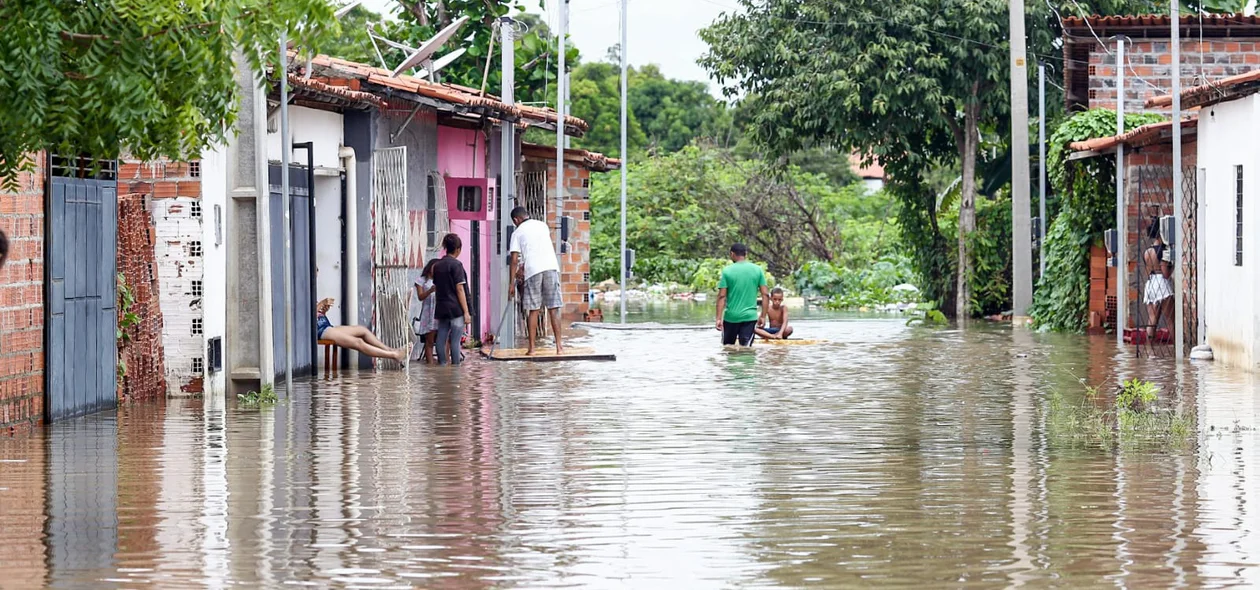 Moradores da Vila Apolônio precisaram sair de suas casas devido às fortes chuvas em Teresina
