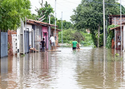 Moradores da Vila Apolônio precisaram sair de suas casas devido às fortes chuvas em Teresina