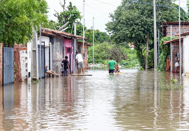 Moradores da Vila Apolônio precisaram sair de suas casas devido às fortes chuvas em Teresina