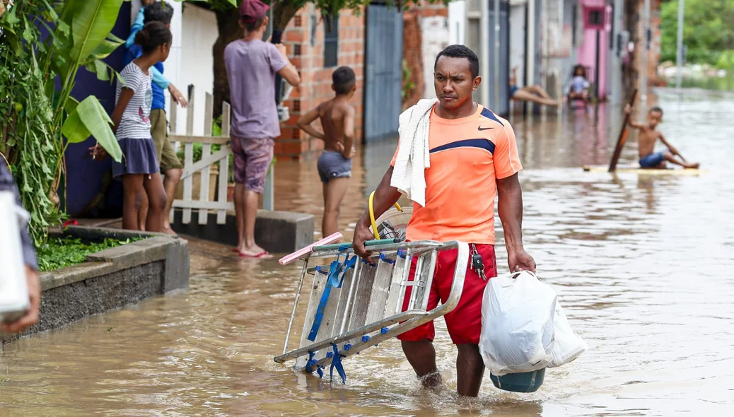 Moradores retiram seus pertences após enchentes na Vila Apolônio, zona Norte de Teresina