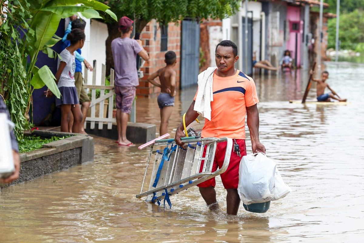 Moradores retiram seus pertences após enchentes na Vila Apolônio, zona Norte de Teresina