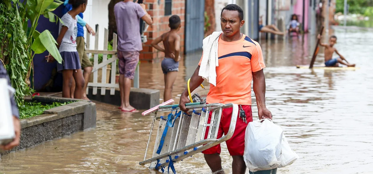 Moradores retiram seus pertences após enchentes na Vila Apolônio, zona Norte de Teresina