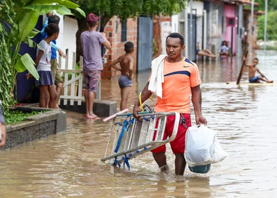 Moradores retiram seus pertences após enchentes na Vila Apolônio, zona Norte de Teresina
