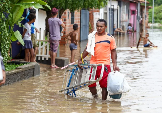 Moradores retiram seus pertences após enchentes na Vila Apolônio, zona Norte de Teresina