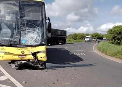 Motocicleta colidiu violentamente contra o ônibus