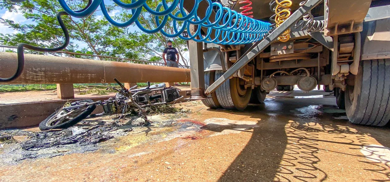 Motocicleta ficou completamente destruída