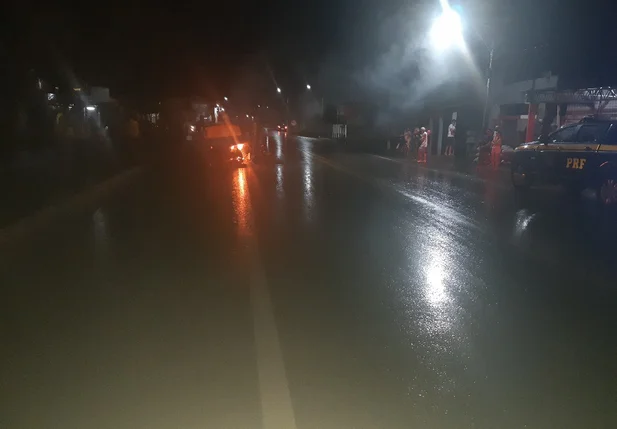 Motocicleta pega fogo após colisão com carro na BR 343 em Altos