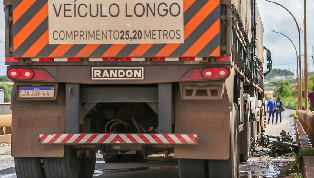 Motociclista tem pernas esmagadas em colisão com carreta na Ponte Nova