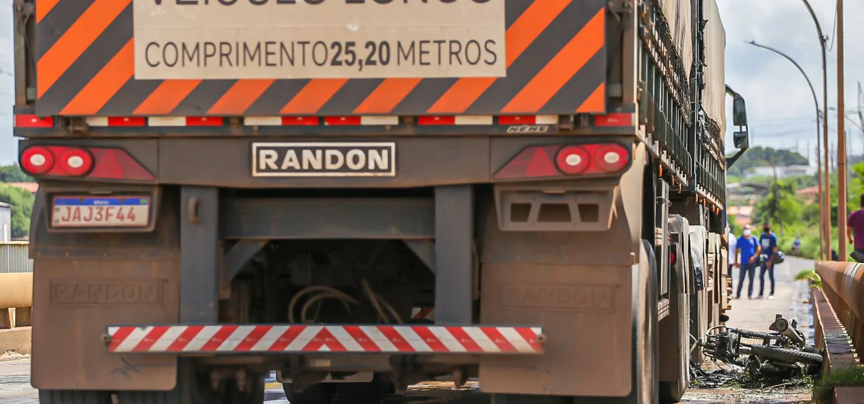 Motociclista tem pernas esmagadas em colisão com carreta na Ponte Nova