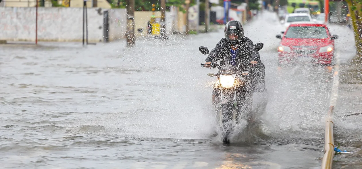 Motoqueiros se arriscam ao passar pela avenida Kennedy
