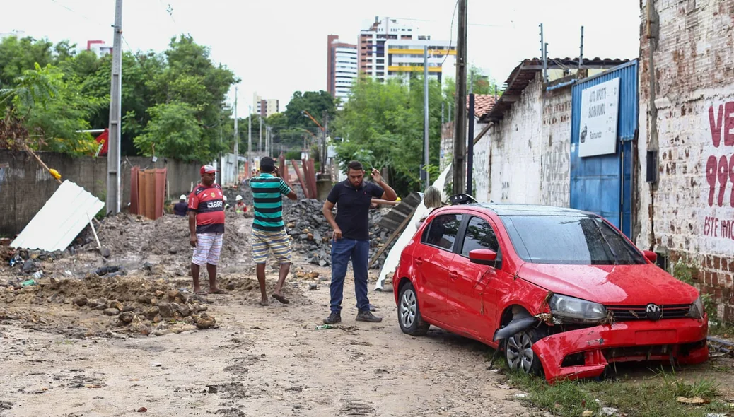 Motorista de aplicativo teve carro arrastado pela correnteza