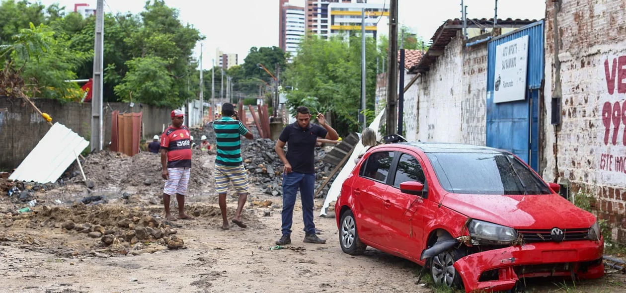Motorista de aplicativo teve carro arrastado pela correnteza