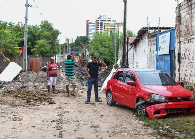 Motorista de aplicativo teve carro arrastado pela correnteza