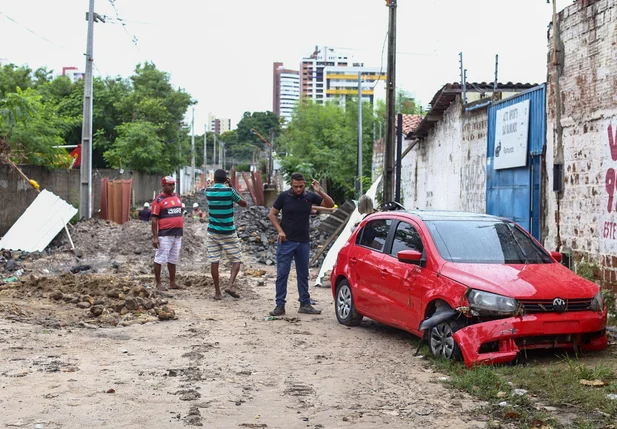 Motorista de aplicativo teve carro arrastado pela correnteza