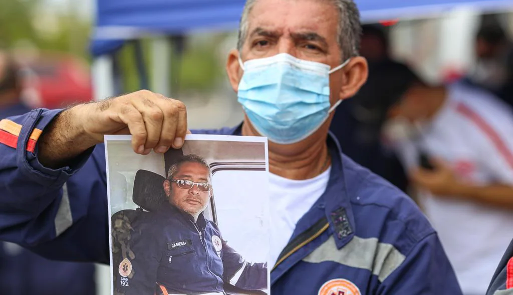 Motorista mostra colega de trabalho que morreu para covid-19
